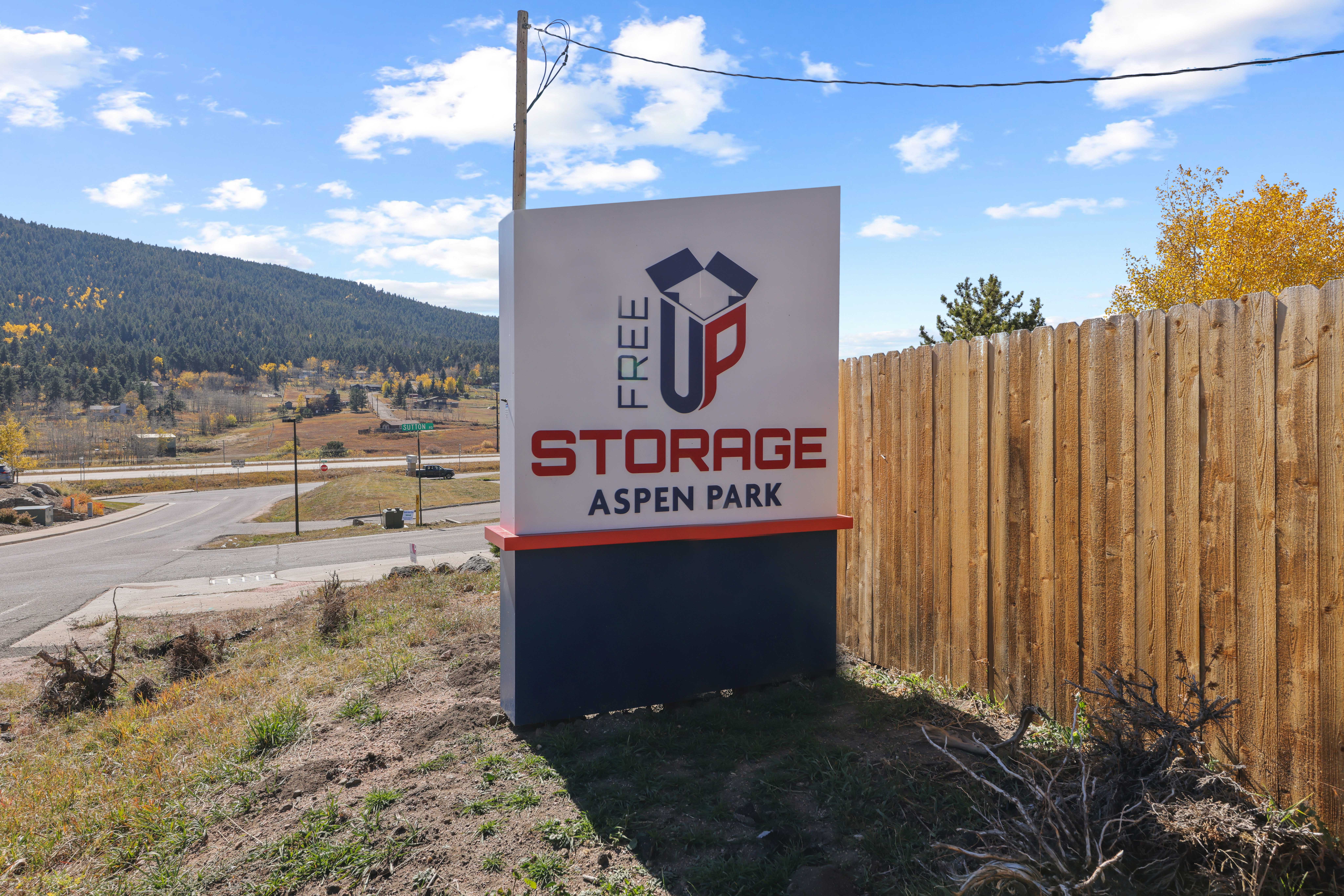 FreeUp Storage Aspen Park Sign
